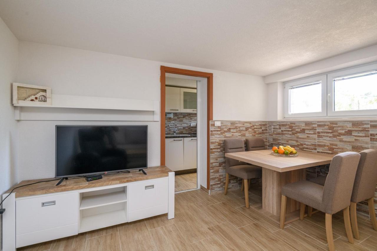 Apartment Mario - Veliki Stan Za Odmor - Terasa- Vrt - Bazen - Pogled More, Izoliran Orasac Exterior foto